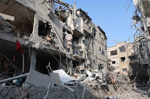 Bangunan blok apartemen yang rusak parah  terkena rudal yang ditembakkan Iran di kota Ramat Gan, Israel, Sabtu (14/06/2025).