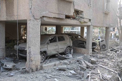 Bangunan blok apartemen yang rusak parah  terkena rudal yang ditembakkan Iran di kota Ramat Gan, Israel, Sabtu (14/06/2025).