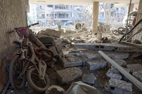 Bangunan blok apartemen yang rusak parah  terkena rudal yang ditembakkan Iran di kota Ramat Gan, Israel, Sabtu (14/06/2025).