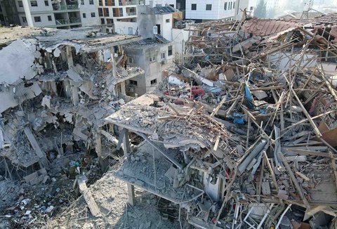 Bangunan blok apartemen yang rusak parah  terkena rudal yang ditembakkan Iran di kota Ramat Gan, Israel, Sabtu (14/06/2025).