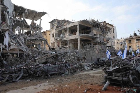 Bangunan blok apartemen yang rusak parah  terkena rudal yang ditembakkan Iran di kota Ramat Gan, Israel, Sabtu (14/06/2025).