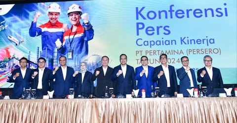 Direktur Utama Pertamina Simon Aloysius Mantiri dalam Konferensi Pers Laporan Rapat Umum Pemegang Saham (RUPS) Tahun Buku 2024