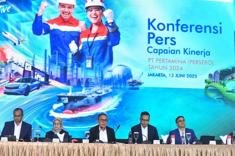 Direktur Utama Pertamina Simon Aloysius Mantiri dalam Konferensi Pers Laporan Rapat Umum Pemegang Saham (RUPS) Tahun Buku 2024
