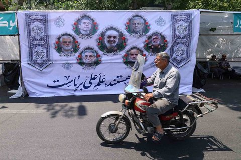 Poster yang menampilkan potret jenderal militer dan ilmuwan nuklir Iran yang tewas dalam serangan Israel terpasang di sudut kota di Teheran,  Sabtu (14/06/2025).