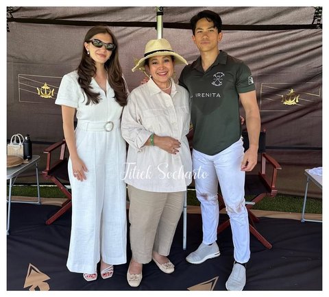 Titiek Soeharto Foto Bareng Pangeran Paling Ganteng Sedunia