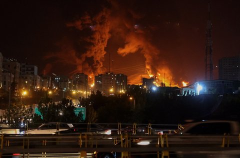 Kebakaran depot minyak Sharhan akibat serangan udara di Teheran, Iran Minnggu (15/06/2025).