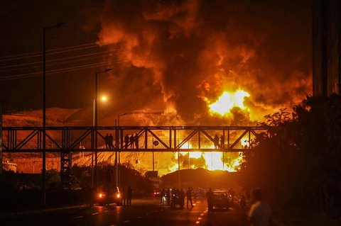 Kebakaran depot minyak Sharhan akibat serangan udara di Teheran, Iran Minnggu (15/06/2025).