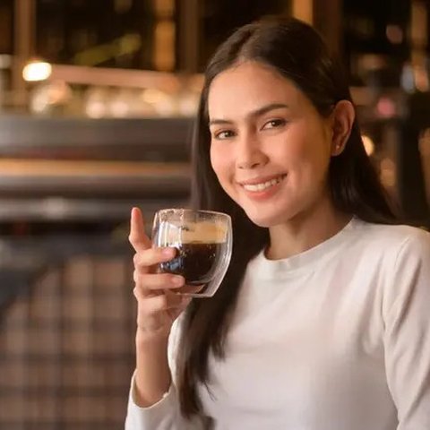 ilustrasi minum kopi (Source: freepik.com)