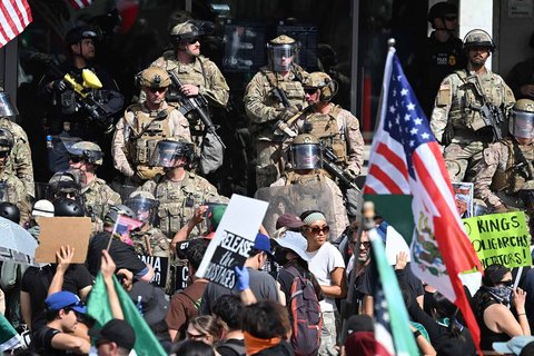 Petugas gabungan Marinir AS, Garda Nasional California, dan Kepolisian Los Angeles berjaga di tangga Gedung Federal di Los Angeles, California, AS, Sabtu (14/06/2025) waktu setempat.