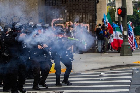 Polisi LAPD mengarahkan senjata peluru karet ke arah demonstrans saat aksi  menentang Presiden AS Donald Trump di Los Angeles, California, AS, Sabtu (14/06/2025) waktu setempat.