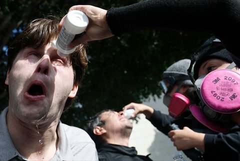 Relawan medis menolong demonstran yang  terkena gas air mata saat saat aksi  menentang Presiden AS Donald Trump di Los Angeles, California , AS, Sabtu (14/06/2025) waktu setempat.