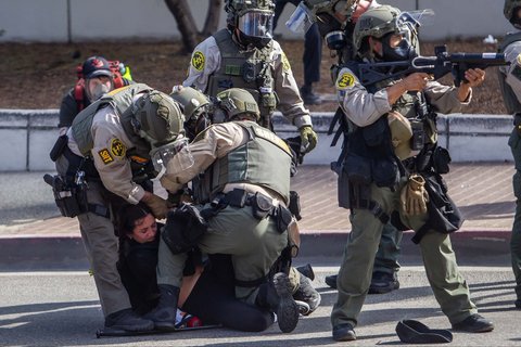 Petugas Sheriff menangkap seorang demonstran di depan Gedung Federal saat aksi  menentang Presiden AS Donald Trump di Los Angeles, California , AS, Sabtu (14/06/2025) waktu setempat.