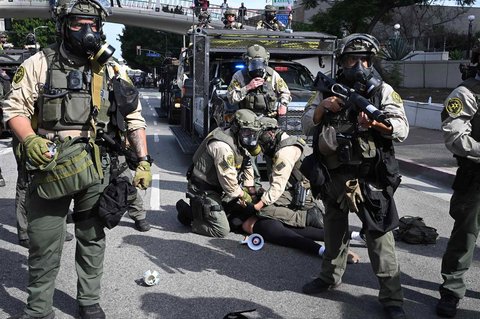 Petugas Sheriff menangkap seorang demonstran di depan Gedung Federal saat aksi  menentang Presiden AS Donald Trump di Los Angeles, California, AS, Sabtu (14/06/2025) waktu setempat.