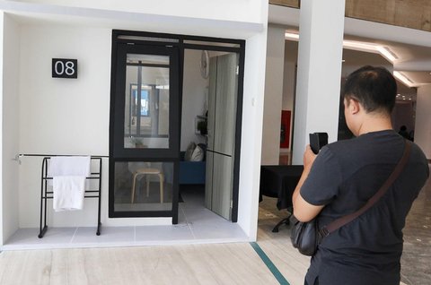 Pengunjung melihat contoh desain (mock up) rumah subsidi dengan luas 14 m persegi dan 23,4 meter persegi di Jakarta, Minggu (15/06/2025).