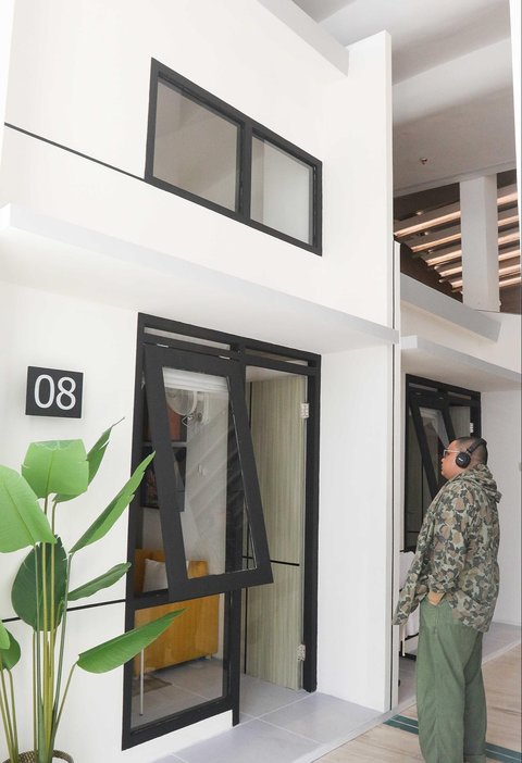 Pengunjung melihat contoh desain (mock up) rumah subsidi dengan luas 14 m persegi dan 23,4 meter persegi di Jakarta, Minggu (15/06/2025).