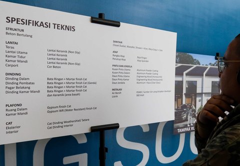 Pengunjung melihat contoh desain (mock up) rumah subsidi dengan luas 14 m persegi dan 23,4 meter persegi di Jakarta, Minggu (15/06/2025).