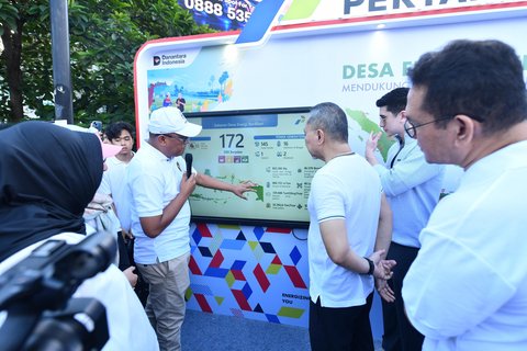 Menteri Koordinator Bidang Pangan Indonesia Zulkifli Hasan bersama VP CSR Pertamina Persero Rudi Arifianto bersama Corporate Secretary Pertamina Persero Brahmantya S. Poerwadi beserta jajaran secara simbolis meminum segelas susu bersama di acara Hari Susu Nusantara pada minggu (15/6) di Jalan Sudirman.