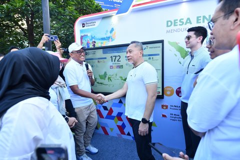 Menteri Koordinator Bidang Pangan Indonesia Zulkifli Hasan bersama VP CSR Pertamina Persero Rudi Arifianto bersama Corporate Secretary Pertamina Persero Brahmantya S. Poerwadi beserta jajaran secara simbolis meminum segelas susu bersama di acara Hari Susu Nusantara pada minggu (15/6) di Jalan Sudirman.