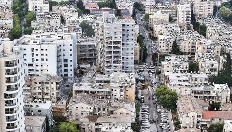FOTO: Pemandangan Mengenaskan, Rudal Balistik Iran Hancurkan Bangunan di Kota Bat Yam Israel