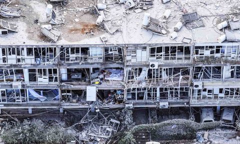 FOTO: Pemandangan Mengenaskan, Rudal Balistik Iran Hancurkan Bangunan di Kota Bat Yam Israel