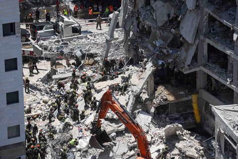 FOTO: Pemandangan Mengenaskan, Rudal Balistik Iran Hancurkan Bangunan di Kota Bat Yam Israel