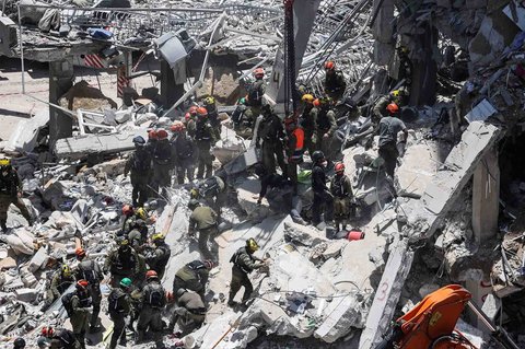 FOTO: Pemandangan Mengenaskan, Rudal Balistik Iran Hancurkan Bangunan di Kota Bat Yam Israel
