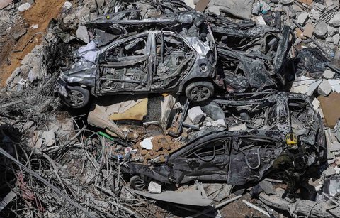 FOTO: Pemandangan Mengenaskan, Rudal Balistik Iran Hancurkan Bangunan di Kota Bat Yam Israel