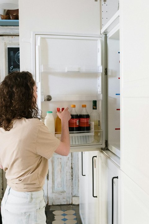 Jangan Simpan Susu di Sini! Kesalahan Fatal Menyimpan Makanan di Pintu Kulkas yang Perlu Anda Hindari