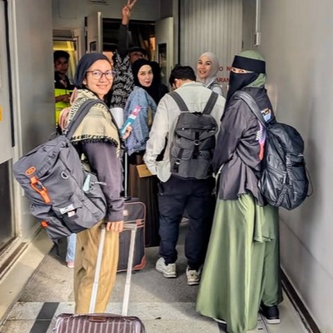 Potret Zaskia Adya Mecca Bareng Sederet Artis Indonesia Lakukan Aksi Solidaritas Jalan Kaki 50 KM Demi Gaza