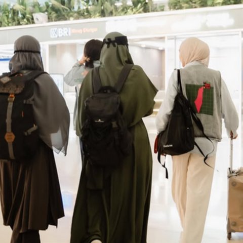 Potret Zaskia Adya Mecca Bareng Sederet Artis Indonesia Lakukan Aksi Solidaritas Jalan Kaki 50 KM Demi Gaza