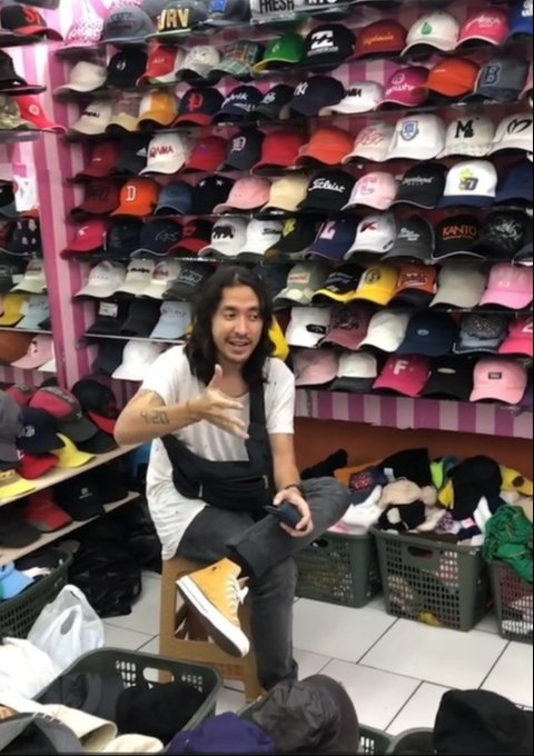 Potret Ello Vokalis Band Dewa 19 Thrifting di Pasar Baru Pakai Kaos Oblong Bolong-Bolong, Tetap Ganteng Meski Tampil Lusuh