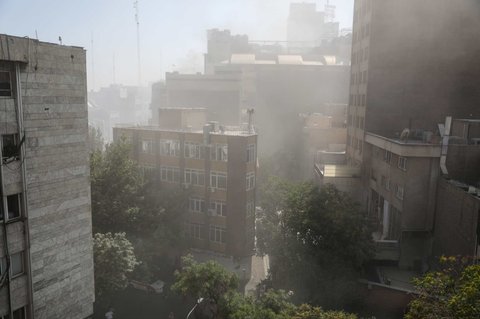 Terlihat kepulan asap setelah serangan rudal Israel menghantam Kota Teheran, Iran, pada Minggu (15/6/2025).
