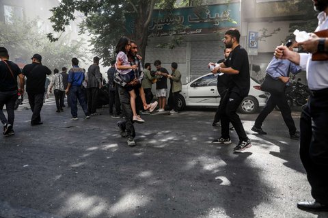 Sejumlah warga berlarian sesaat setelah serangan rudal Israel menghantam Kota Teheran, Iran, pada Minggu (15/6/2025).