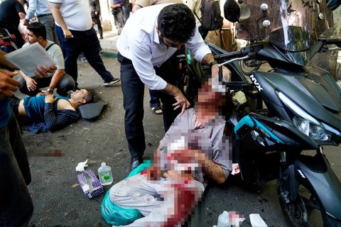 Sejumlah warga terluka setelah serangan rudal Israel menghantam Kota Teheran, Iran, pada Minggu (15/6/2025).
