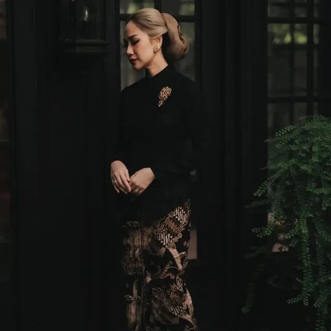 Model Kebaya Modern Pilihan BCL (instagram.com/itsmebcl/)