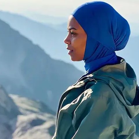 Outfit Naik Gunung Wanita Hijab: Hijab Sport + Jaket Windbreaker. Foto: Meta AI