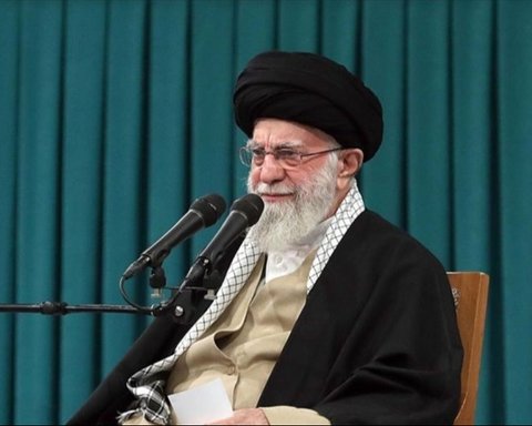 Pemimpin Tertinggi Iran, Ayatollah Ali Khamenei, menegaskan bahwa negosiasi nuklir dengan AS justru akan memperketat sanksi terhadap Iran, bukan mencabutnya.
