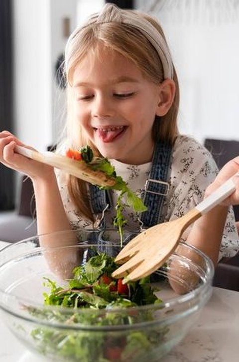 Ilustrasi Anak Makan