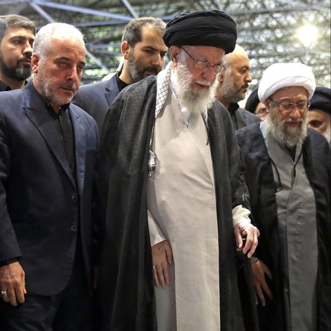 Pemimpin Tertinggi Iran Ayatollah Khamenei memimpin salat jenazah Presiden Iran Ebrahim Raisi dan tujuh pendampingnya di Teheran, Iran, Rabu (22/5/2024). Iranian Supreme Leader's Website/AFP