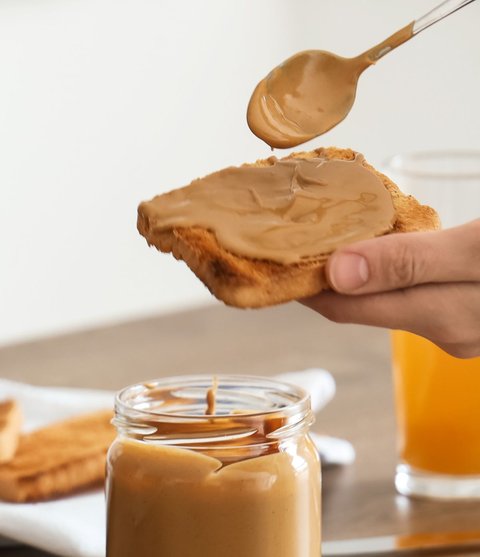 Tak perlu beli, selai kacang bisa dibuat sendiri hanya dengan 4 bahan. Kamu juga bisa membuatnya lebih sehat dengan memilih bahan yang tepat.
