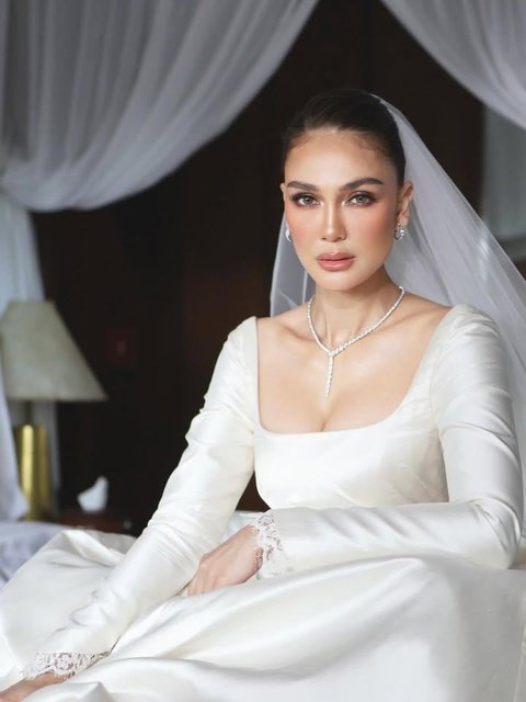 Puteri dari negeri khayangan, dengan gaun cantik dan makeup flawless, penampilan Luna di momen resepsi keduanya benar-benar sempurna.