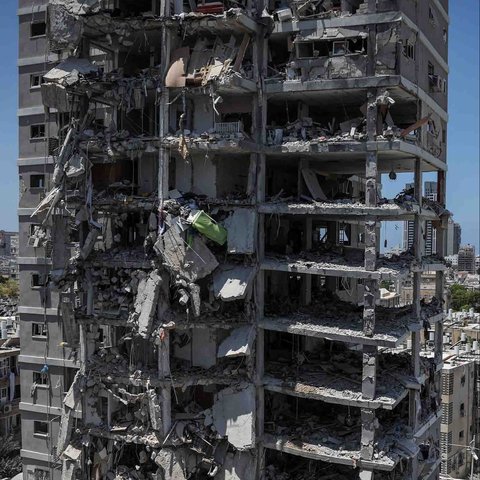 Pemandangan udara menunjukkan kerusakan parah bangunan akibat  serangan rudal Iran di Kota, di Bat Yam, Israel Minggu (15/06/2025).