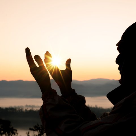 ilustrasi orang sedang berdoa