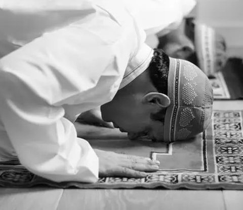 Ilustrasi salat, tahajud. (Photo by rawpixel.com on Freepik)