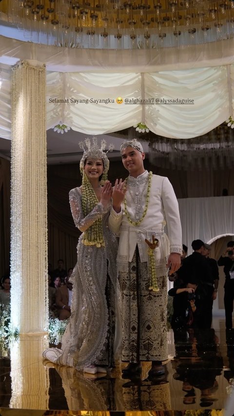 Aksesoris simple seperti kalung dan anting melengkapi penampilan Alyssa tanpa menyedot perhatian dari kebaya mewahnya.