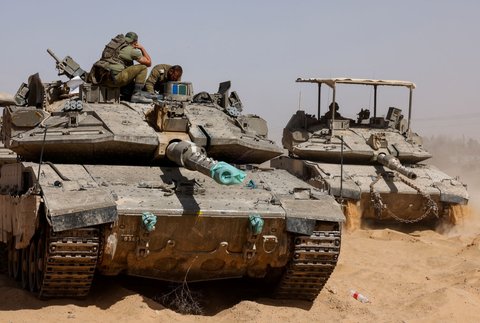 Pasukan Zionis Israel tampak sibuk mempersiapkan serangan darat ke wilayah Rafah Gaza selatan. Dalam upaya mereka untuk mengamankan perbatasan, tank militer dengan peralatan tempurnya telah dikerahkan.