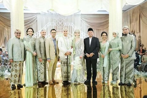 Pilihan warna hijau sage bukan hanya dibuat serasi dengan Ahmad Dhani, tapi juga seragam dengan Maia Estianty dan Irwan Mussry.