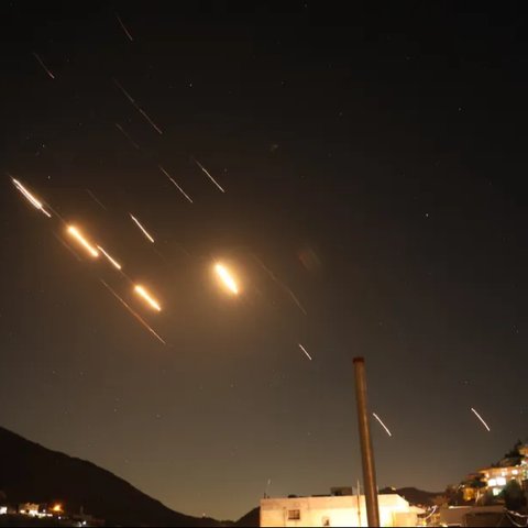 Rudal balistik Iran yang diluncurkan ke Israel terlihat dari Nabatieh, Lebanon, Sabtu (14/6).