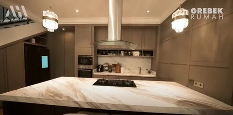 6 Potret Dapur Shireen Sungkar Modern & Elegan, Ada Sentuhan Tangan Irwansyah yang Bikin Makin Ciamik