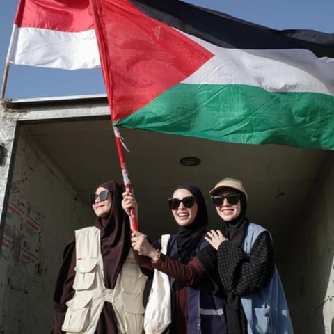 Potret Zaskia Adya Mecca Bareng Sederet Artis Indonesia Lakukan Aksi Solidaritas Jalan Kaki 50 KM Demi Gaza